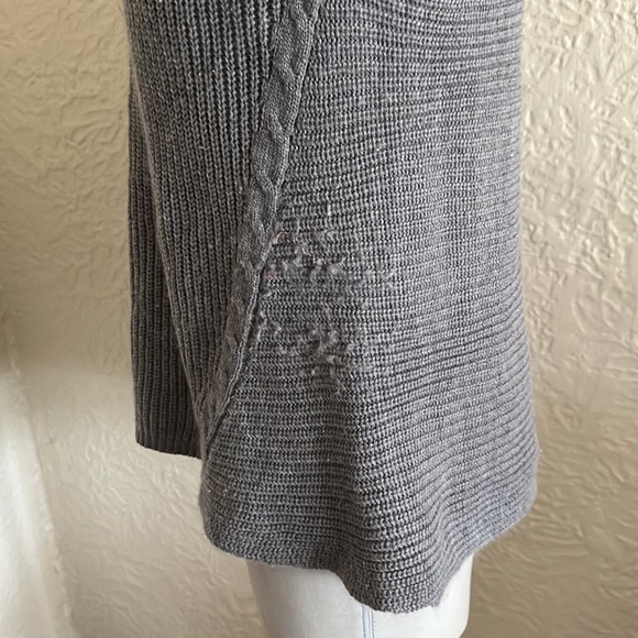 Design History Gray Sweater Medium Flaws - Picture 3 of 7